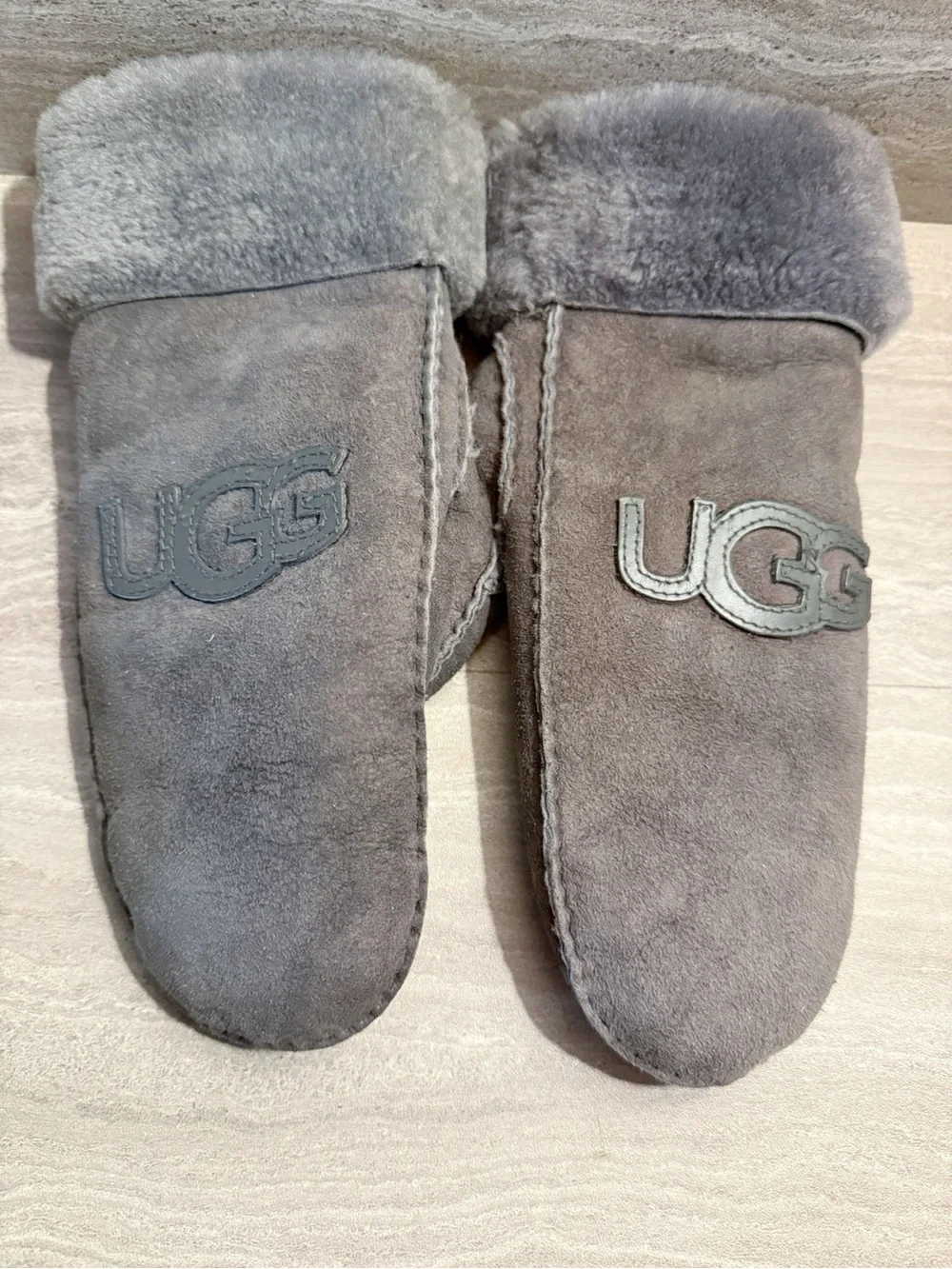 UGG suede mittens Spellout Grey Sherpa Lined